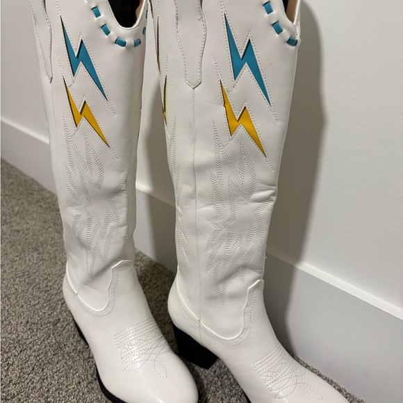 Round Toe White Lightning Bolt Embroidered Cowboy Boots Size 6.5 & 8.5 - Picture 9 of 14
